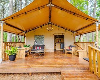 Sugarneck Resort~Privacy awaits - Sanford - Патіо