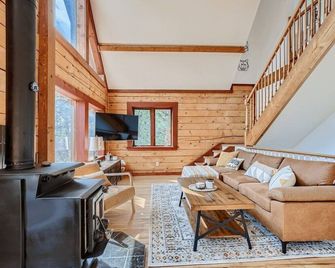 Mountain Cabin | Fire Pit | Wood Burning Stove - Golden - Living room