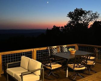 Fantastic mountain views, game room, 16 acres, high speed Internet and privacy. - Smithville - Balcony