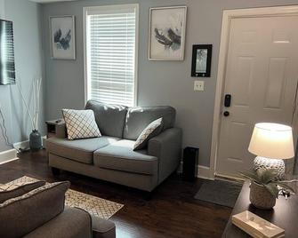 Cozy 2-bedroom in downtown Wilmington, perfect for work-related or leisure stay. - Wilmington - Living room