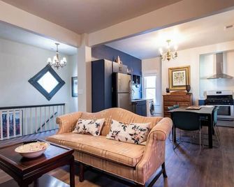The Gallery Loft - Walk & Dine! - Louisville - Living room