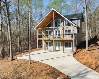 Lake Hartwell Escape!- Cabin for groups & families - Westminster - Building