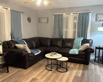 Charming 4-bedroom house with AC and WiFi in Dyersburg - Dyersburg - Huiskamer