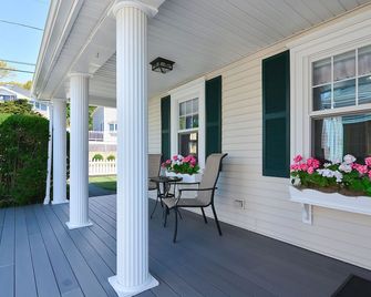 Afternoon Delight: Toast the beauty of the river from the waterfront deck - Beverly - Patio