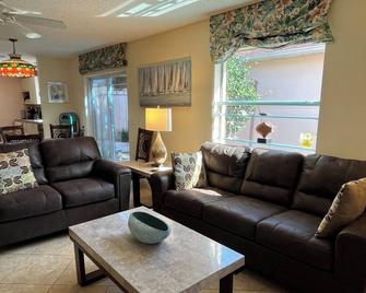 Best Villages walk to Spanish Springs house location! Includes Free Golf cart. - Lady Lake - Living room