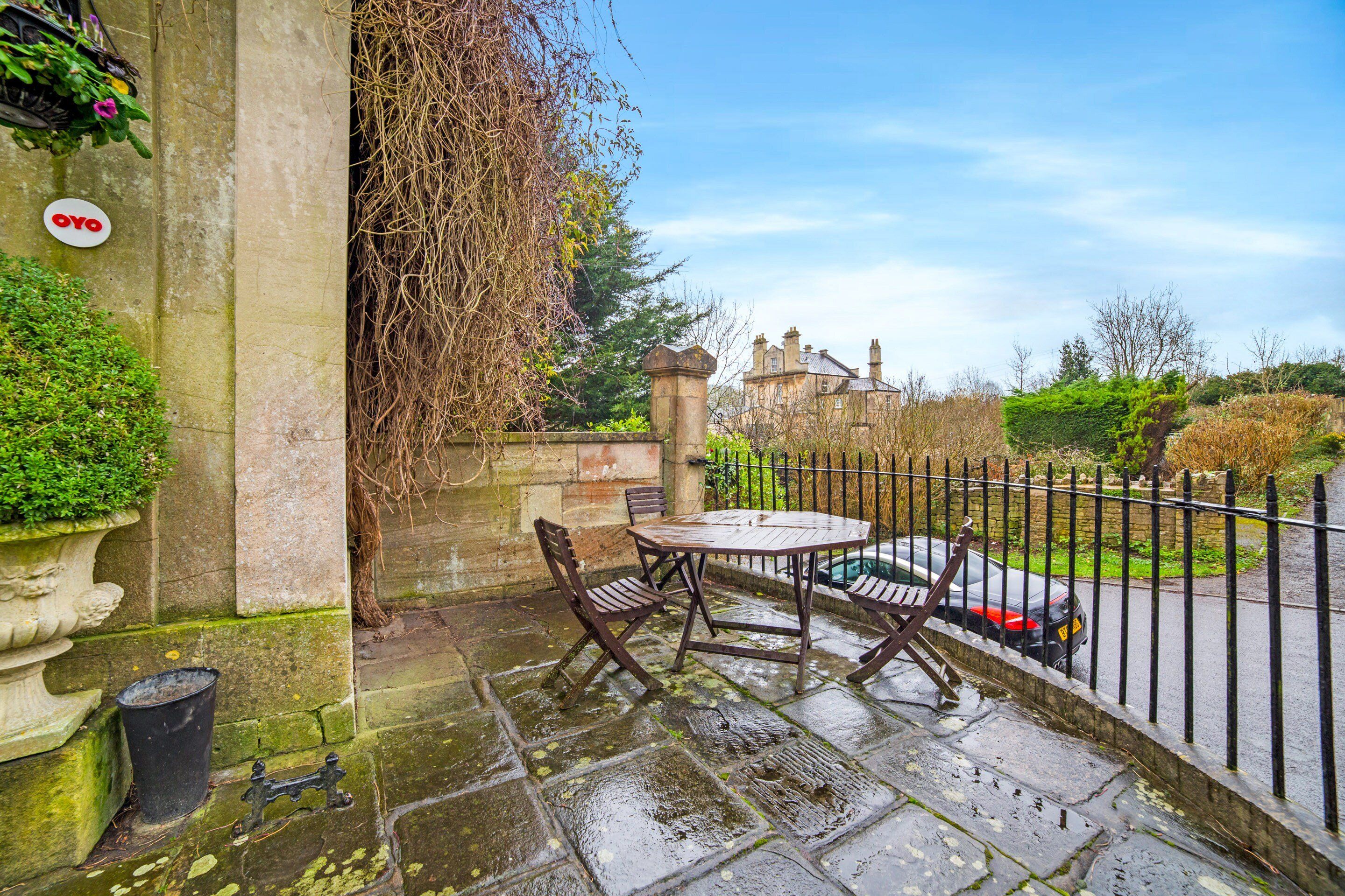 OYO Bailbrook Lodge, Bath - באת' - פטיו