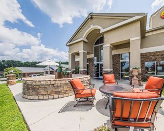 Comfort Inn and Suites Greenwood near University - Greenwood - Innenhof
