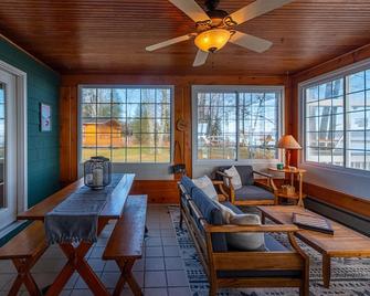 Charming Black Lakefront Cottage w/Pickleball Court-Summer weeks still available - Cheboygan - Living room