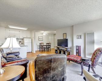 Plush, Furnished 2 Br Silicon Valley Corporate Suite - Santa Clara - Living room
