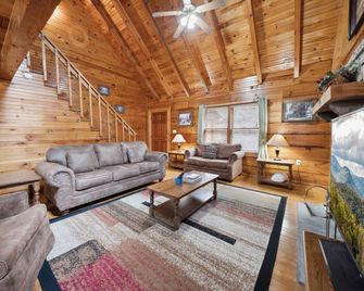 A Dream Come True 2 Bedroom Cabin by Heavenly Views Resort - Gatlinburg - Stue