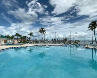 Oceanview Paradise At Venture Out+4 Bikes & 2-2 Seat Kayaks! King & Queen Beds! - Summerland Key - Pool