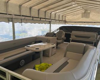 New Construction Lake House w/ Private Beach on Knife Lake w/ Pontoon Rental - Mora - Lounge