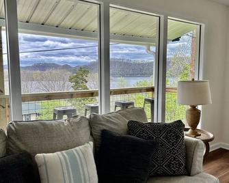 Fire Pit! Hot Tub! Lake View & Beach - Baxter - Living room