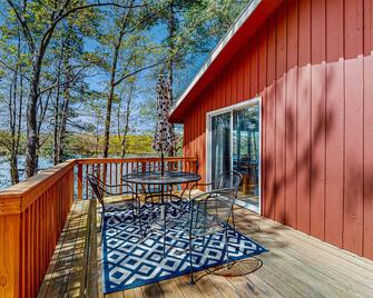 Lakefront home with seasonal dock & deck - close to trails & ocean beaches - Sanford