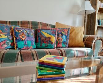Art Deco Inspired Country Style 2bdrm House, Single Level, Free Parking & Wifi - Brighton - Living room