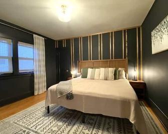 Historic Renovated 3Br in Wonderful Neighborhood - Wauwatosa - Bedroom
