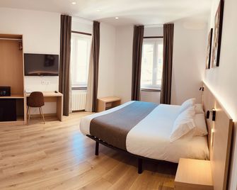 Hostal Sol Square Madrid - Madrid - Habitación