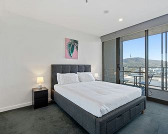 Sleek 1-Bed Canberra Flat with Gym & Sauna Access - Canberra - Bedroom