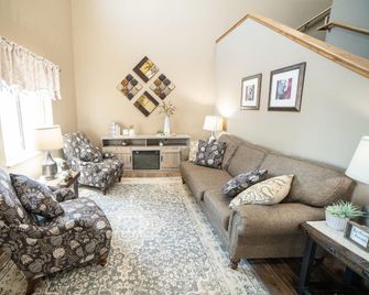 Quality Inn and Suites Watertown near Prairie Lakes Ice Arena - Watertown - Living room