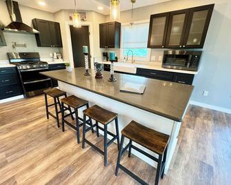 Beautiful, newly renovated 3 bedroom home on the Mississippi River. - Lansing - Cocina