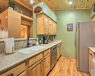 3 Mi to Fool Hollow Lake Cozy Cabin with Deck - Show Low - Kitchen