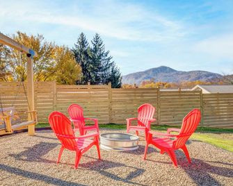 Charming farmhouse in tranquil Candler, pet friendly w/fully fenced yard - Candler - Patio