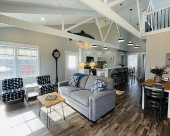 The Wheelhouse on Pier 11 - Astoria - Living room