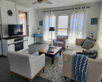 Charming 1910 Historic House in the heart of downtown Stone Mountain Village - Stone Mountain - Living room