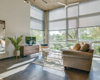 Comfortable Loft 0.7 Miles From Downtown! - Nashville - Living room