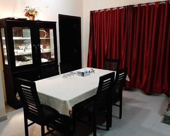 BTK Blessed Home: We love to be hosts, and it turns out - Karachi - Comedor