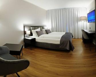 Hotel B99 - אופנבך אם מיין - חדר שינה