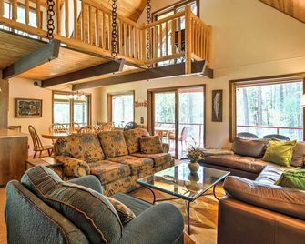 Riverside Winthrop Chalet w/ Hot Tub & 2 Decks! - Winthrop - Living room
