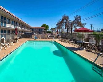 2 Queen Beds | Mini Fridge - Kingman - Pool