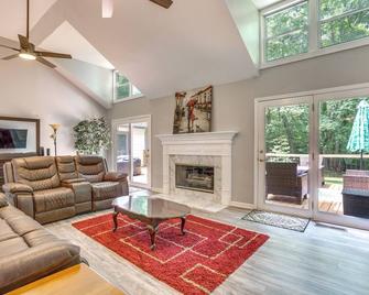 Gainesville Getaway Less Than 1 Mi to Lake Lanier! - Gainesville - Living room