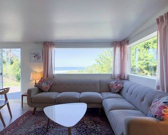 the Kingfisher Styled for those w discerning taste - Kincardine - Living room