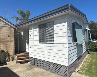 Budgie Smuggler - Cabin 96 Geographe Bay Holiday Park - Broadwater