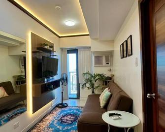 Sub-penthouse Horizons 101: 1-bedroom corner unit with balcony - Cebu City - Living room
