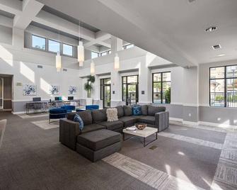 Enjoy the Charlotte lifestyle in this fabulous Condo - Charlotte - Lobby