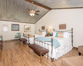 Vineyard Trail Cottages - Adults Only - Fredericksburg - Спальня