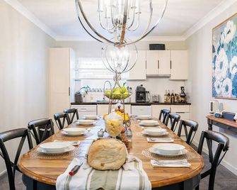 Cypress Bnb - Urangan - Dining room