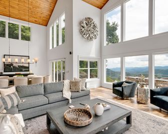 Glenvista Luxury Rental - Maggie Valley - Вітальня