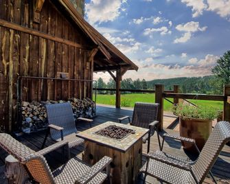 Beautiful Timber Frame Canyon with Spring Creek Canyon Views! - Rapid City - Patio