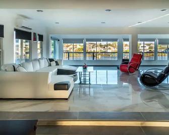 Stunning Waterfront Stay in Massapequa L.I - Massapequa - Lounge