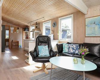 Spacious Holiday Home in Hirtshals With Sauna - Hirtshals - Huiskamer
