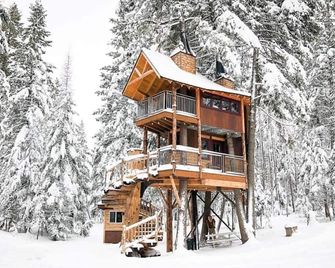 Meadowlark Treehouse at Montana Treehouse Retreat - โคลัมเบีย ฟอลส์ - อาคาร