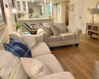 First floor 2Bdrm/2Bath condo near Siesta Key, Sarasota. - Sarasota - Living room