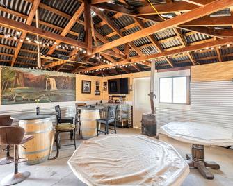 Silver Spur Homestead Luxury Glamping -The Miner - Tombstone - Restaurante