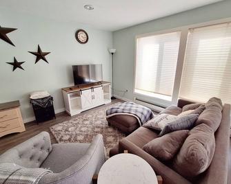 Cozy studio daylight basement with beautiful views Pendleton - Pendleton - Living room