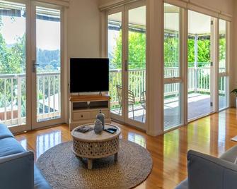 Views On Montpellier - Healesville - Living room