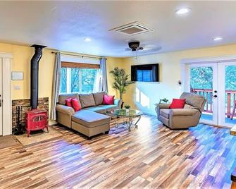 Cody's Cozy Cottage-Near Yosemite - Mariposa - Living room